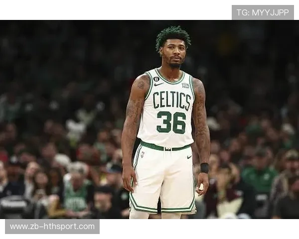 凯尔特人斯玛特反击上篮，迅速带动进攻节奏